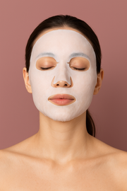 Femme avec masque facial anti-rides au collagène hydratant pour peau éclatante et rajeunie