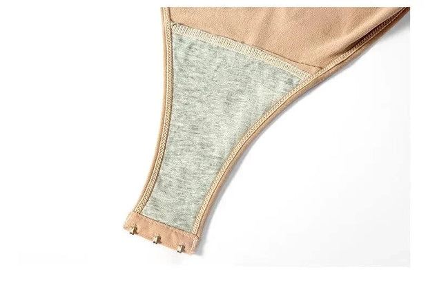 détail de la couture intérieure beige du bodysuit shapewear sans couture avec fermeture à crochets et tissu doux seamless shaping shapewear femme